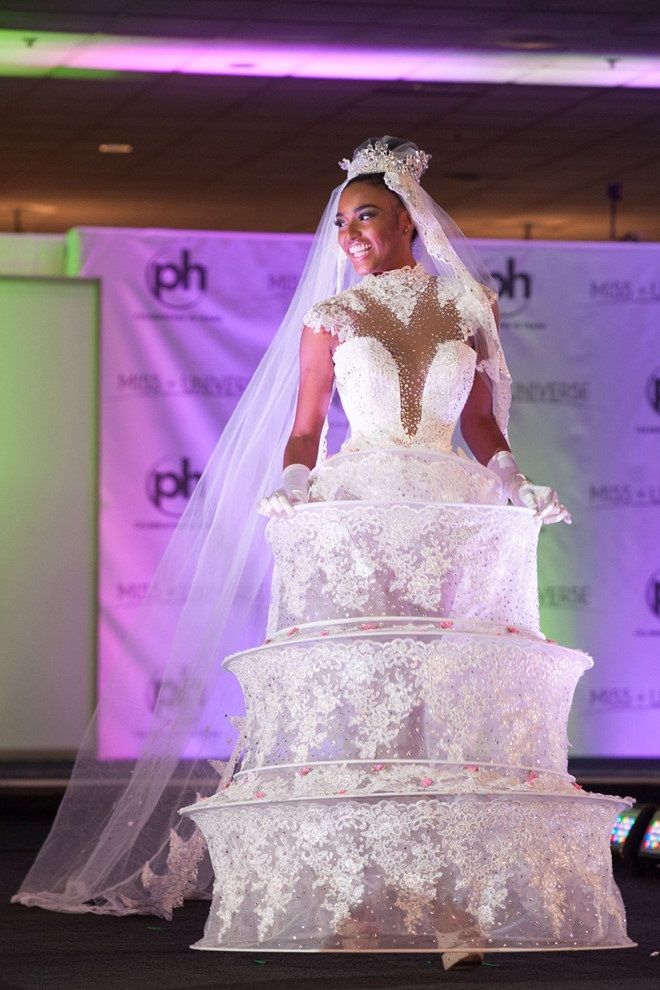 
Hoa hậu đến từ Curacao hóa thân thành cô dâu diện một bộ váy có hình bánh kem nhiều tầng.
