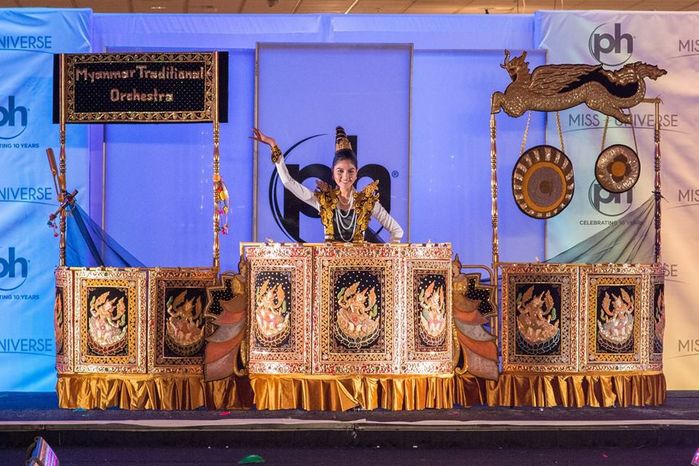 
Đại diện Myanmar diện trang phục vô cùng cồng kềnh, mô phỏng nguyên một dàn nhạc truyền thống của đất nước lên sân khấu.