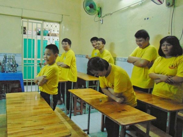 
Sau những nỗ lực không mệt mỏi của thầy cô, các em đã biết cư xử đúng mực, khoanh tay chào hỏi mỗi khi có khách vào lớp học.