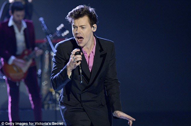 
Ở ca khúc tiếp theo, Harry Styles lựa chọn trang phục vest đen phối với áo sơ mi hồng tạo nên phong cách bí ẩn pha trộn chút lãng tử. 