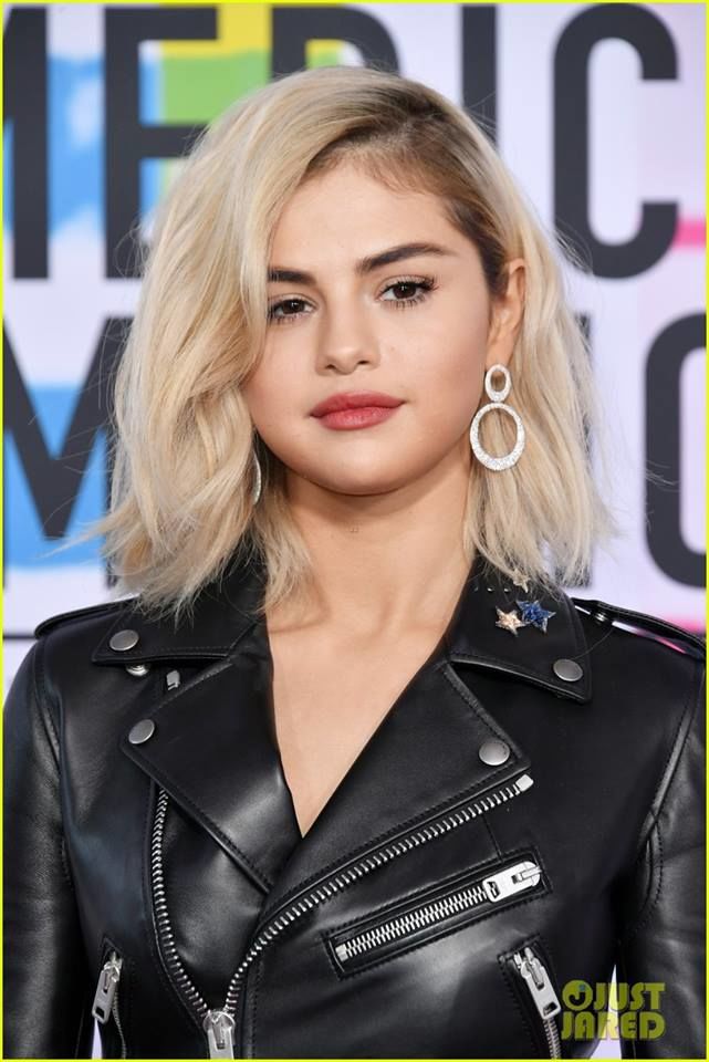 
Selena Gomez gây chú ý với mái tóc vàng rực rỡ trên thảm đỏ. Từ ngày quay về bên Justin Bieber, nữ ca sĩ càng tạo được nhiều sự chú ý của dư luận hơn. 
Shawn Mendes​.