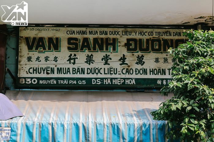 Chuyện về ông hoạ sĩ già, nghệ nhân duy nhất còn vẽ bảng hiệu bằng tay ở Sài Gòn