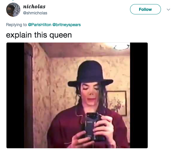 
"Thế nữ hoàng giải thích cái này đi", kèm ảnh Michael Jackson tự chụp hình mình.​