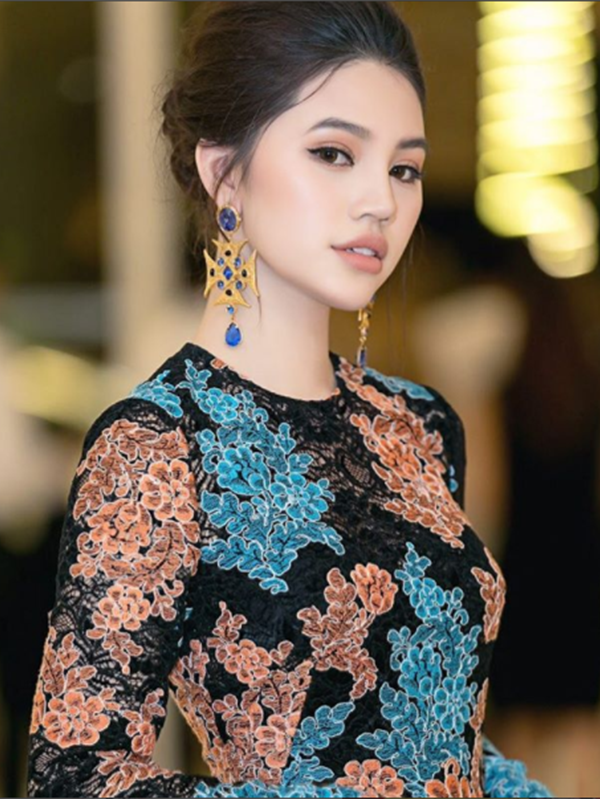 
Jolie Nguyễn sở hữu gương mặt thanh tú vẻ nét đẹp hút hồn.