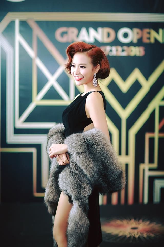 
Hoàng Thùy Linh lại đưa áo lông về với thập niên 30  - thập niên của thời trang flapper. Theo đó, cô hóa thân vào hình ảnh một cô đào gợi cảm, sử dụng áo khoác lông che hờ chiếc đầm đen quyến rũ.