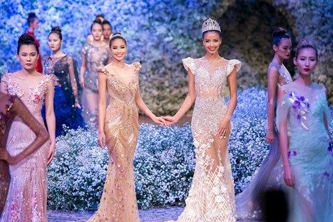 
Trong show diễn của NTK Hoàng Hải, hoa hậu Pháp 2015 Flora Coquerel và Phạm Hương không chỉ là những khách mời đặc biệt mà còn có màn catwalk trên sân khấu ở vị trí vedette.​