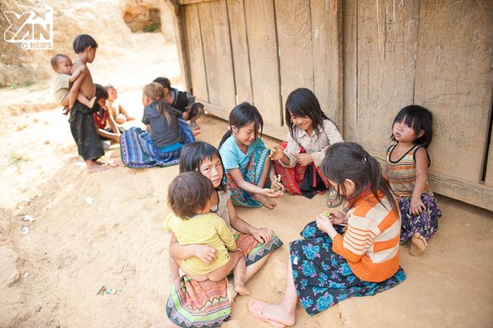Những đứa trẻ dân tộc vùng cao người Mông, Dao, Dáy hồn nhiên, vui vẻ chơi đùa cùng nhau.