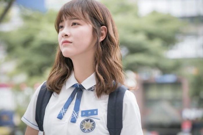 
Bên cạnh đó, cô nàng cũng thử sức mình ở lĩnh vực phim ảnh khi được đảm nhận vai nữ chính trong bộ phim School 2017 - thuộc chuỗi phim học đường đình đám của Hàn Quốc.