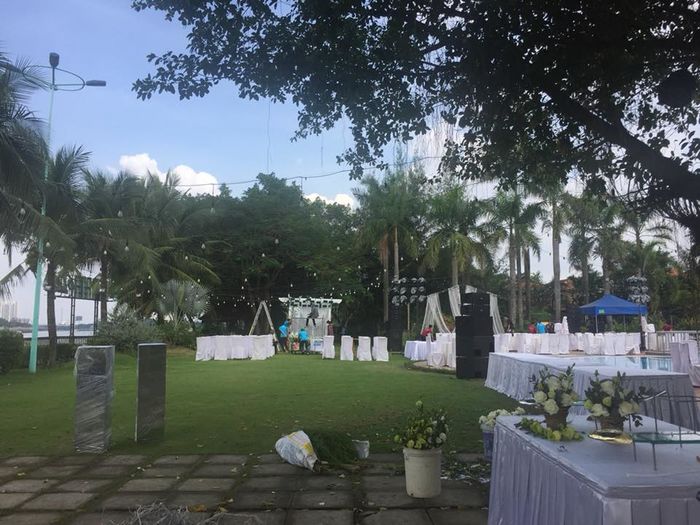Không gian tiệc cưới của Khởi My - Kelvin Khánh ngập tràn sắc trắng