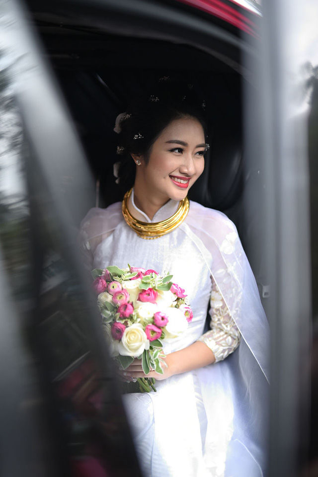 
Hoa hậu Thu Ngân đeo kiềng vàng nặng trĩu cổ trong lễ cưới. - Tin sao Viet - Tin tuc sao Viet - Scandal sao Viet - Tin tuc cua Sao - Tin cua Sao