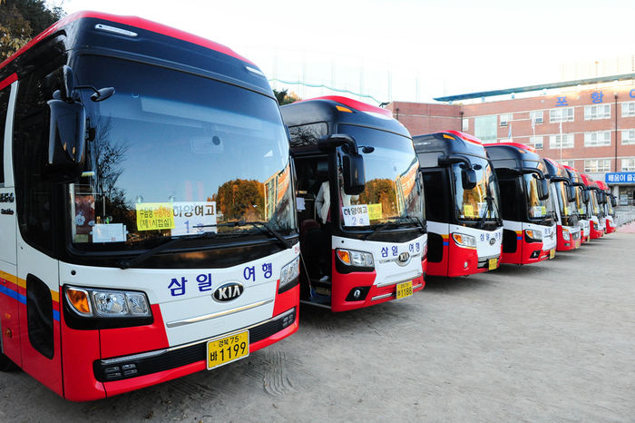 
Hàng chục chiếc xe buýt đã được chuẩn bị sẵn để đưa đón các thí sinh