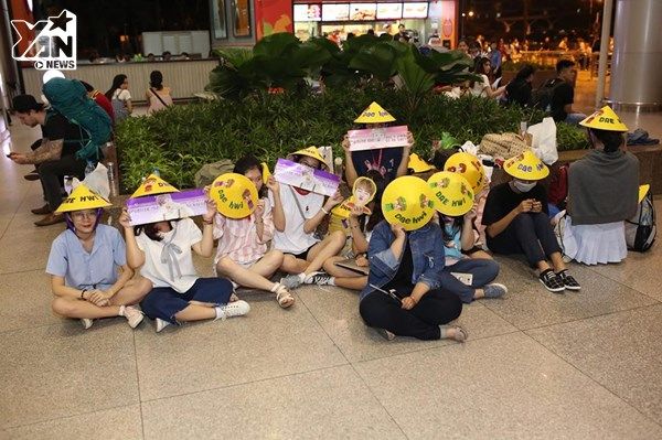 
Ngay từ sớm, người hâm mộ của nhóm Wanna One đã có mặt ở sân bay Tân Sơn Nhất, mang theo nón lá màu vàng ghi tên các thành viên nhóm và ngồi đợi hàng giờ đồng hồ.