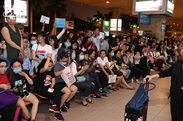 
Một nửa sảnh quốc tế tại sân bay Tân Sơn Nhất bị "phong tỏa" bởi fan của Wanna One.