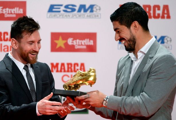 
Messi nhận chiếc giày vàng 2017 từ người đồng đội Luis Suarez.