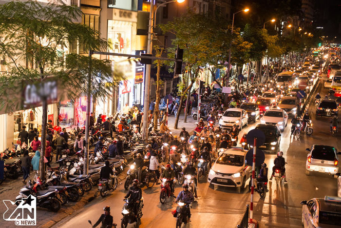 
Tại Phố Chùa Bộc (Đống Đa, Hà Nội), cả con đường dài trong khu kinh doanh thời trang sầm uất tại Hà Nội chật đông kín người đến mua