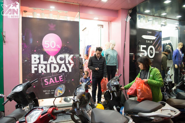 
Nhiều cửa hàng treo biển giảm giá 50% các sản phẩm dịp Black Friday. 