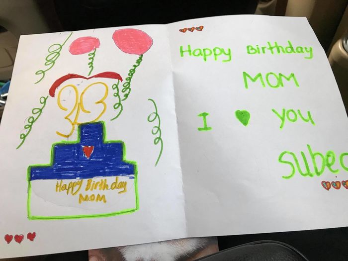 
Không chỉ có bố mẹ ruột chúc mừng sinh nhật cô, mà có cả cậu con trai đáng yêu cũng vẽ bức tranh tặng cho Hồ Ngọc Hà. Cậu viết: "I love Mom" và ký tên Subeo ( Tạm dịch Con yêu mẹ).  - Tin sao Viet - Tin tuc sao Viet - Scandal sao Viet - Tin tuc cua Sao - Tin cua Sao