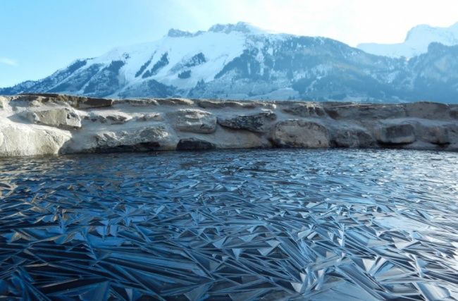 
Mốt hồ nước đóng băng ở Thụy Sĩ. Bạn có thấy nó giống một tác phẩm nghệ thuật xuất sắc không?