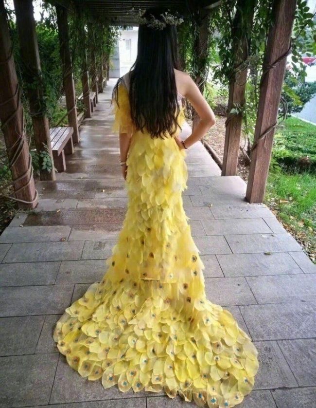 
Một chiếc váy được tạo ra từ 6.000 chiếc lá. Trông thật giống một cô công chúa, nghĩa là nữ hoàng công...