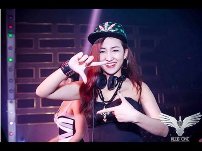 
Cô bạn DJ xinh đẹp của đội Sơn Tùng M-TP trong chương trình The Remix– Hòa âm ánh sáng lúc nào cũng nổi bật với nụ cười rạng rỡ.