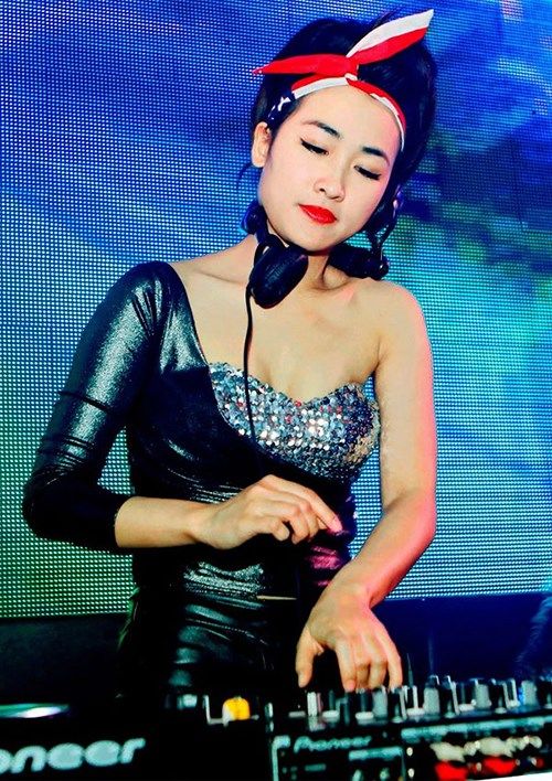 
Trong giới DJ Hà thành, cô được mệnh danh là nữ DJ sở hữu nụ cười quyến rũ nhất.