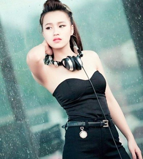 
Cô tên thật là Trần Thị Thủy Tiên, sinh năm 1994. DJ Tít mồ côi mẹ từ năm lên 10 và sống cùng ông bà ngoại.