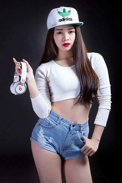 
Nữ DJ xinh đẹp Trương Tiểu My có biệt danh khá dễ thương là DJ Mie. Cô sinh năm 1995, đến từ Đà Nẵng. Tính đến nay, cô đã vào nghề được 2 năm.