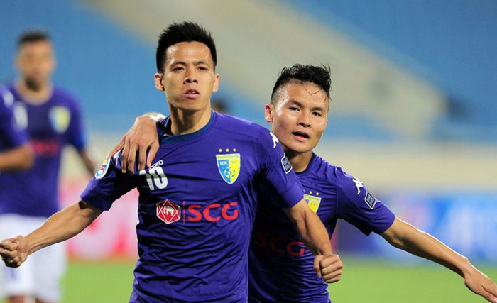 
Sở hữu cho mình 9 bàn thắng trong mùa giải 2017, Văn Quyết vẫn luôn chứng tỏ mình là một trong những tiền đạo xuất sắc nhất của Việt Nam trong thời điểm hiện tại. Bàn thắng quan trọn cho CLB Hà Nội ở vòng đấu thứ 25 của anh vào lưới QNK Quảng Nam đã góp phần đưa V-League 2017 lên cao trào.