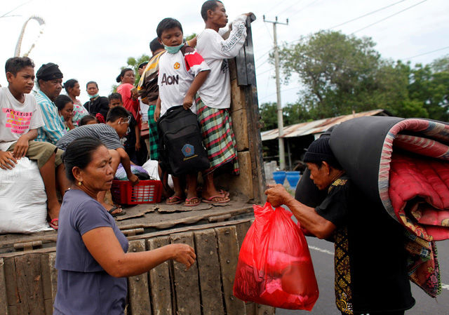 


Người dân trên đảo Bali trong khu vực ảnh hưởng của núi lửa đã bắt đầu dọn đồ sơ tán vào ngày 27-11 - Ảnh: REUTERS