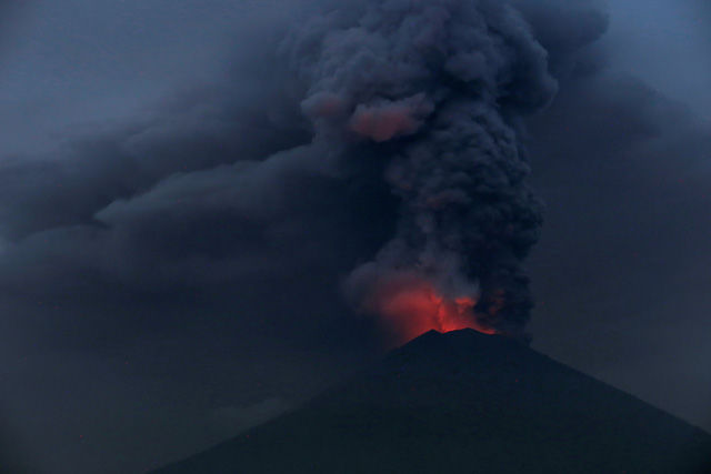 
Núi lửa Agung đã phun tro bụi lên cao vài km và phun dung nham đỏ rực trong ngày 27-11 - Ảnh: REUTERS