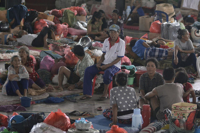 
Người dân đảo Bali bị buộc di tản đến trú tạm trong một sân thi đấu thể thao ở Klungkung, trên đảo Bali nhưng cách xa khu vực ảnh hưởng của núi lửa Agung - Ảnh: REUTERS