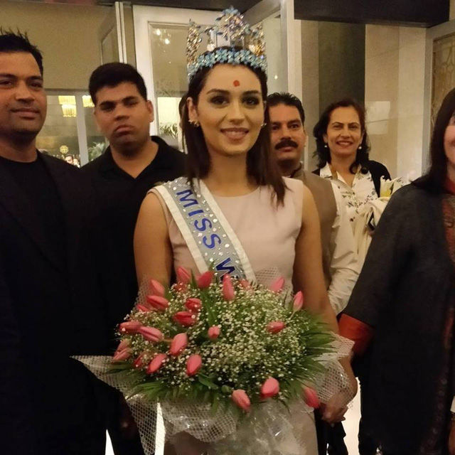 Tân Hoa hậu thế giới 2017 gây tắc nghẽn sân bay khi vừa về đến Ấn Độ