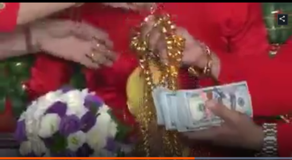 
Mẹ cô dâu đeo lên người con gái hơn 300 lượng vàng. (Ảnh: internet)