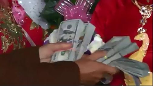 
Bố vợ trao tặng số tiền mệnh giá 50.000 USD cho con rể. (Ảnh: internet)