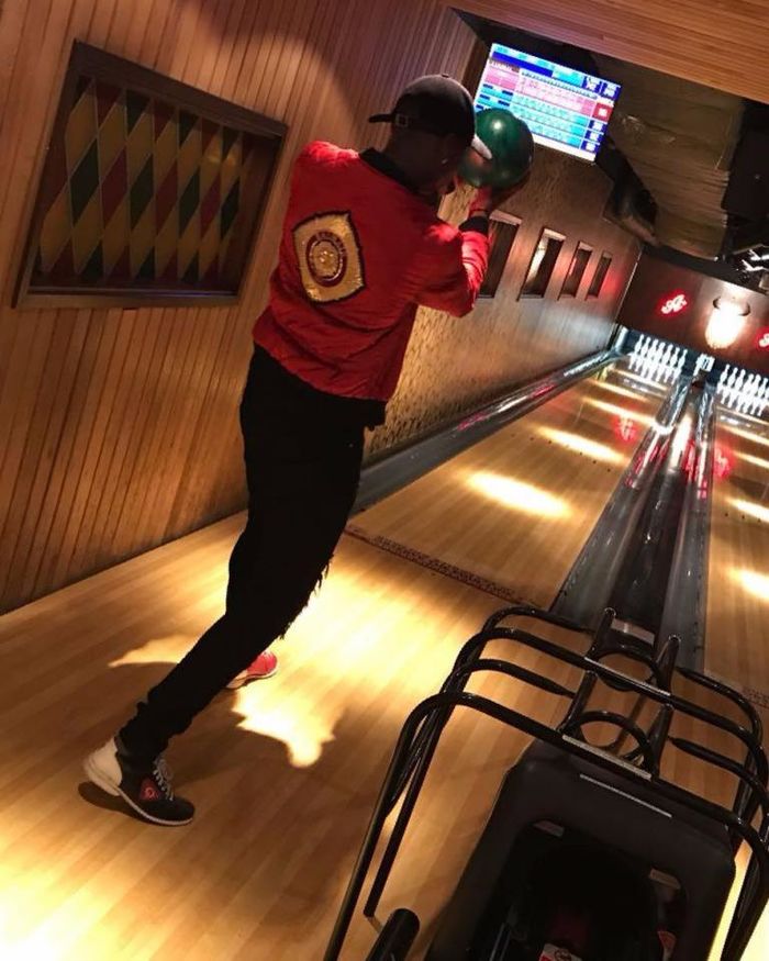 
Paul Pogba diện áo khoác bomber đỏ dày dặn trong một lần đi chơi bowling. Ít ai ngờ chiếc áo Balmain với thiết kế đơn giản này lại có giá đến 2.700 Bảng.