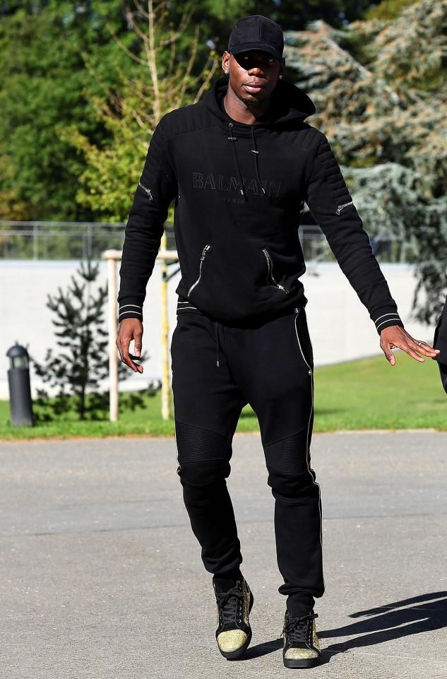 
Cầu thủ "con cưng" của Manchester United lại một lần nữa bị bắt gặp trong trang phục Balmain. Năm ngoái, Pogba đã lựa chọn áo hoodie đen kiểu dáng thể thao phối cùng quần "ton sur ton" để đến tham dự buổi huấn luyện của tuyển quốc gia.