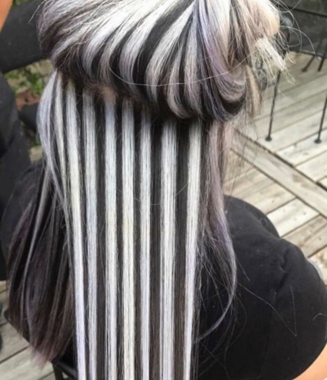 
Coi bộ người thợ làm tóc này rất thích sự cân bằng.
