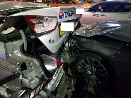 
Hiện trường chiếc xe của Taeyeon sau khi gây ra tai nạn.