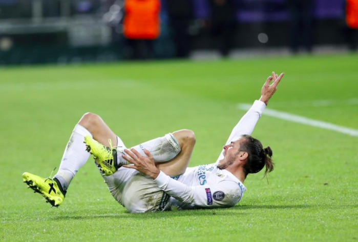 
Thời gian đầu gia nhập Real Madrid, Gareth Bale thể hiện vị thế của một cầu thủ đẳng cấp, thi đấu tốt, đóng góp vào nhiều thành công của CLB và được kỳ vọng sẽ trở thành thế hệ vàng, tiếp nối C.Ronaldo. Tuy nhiên, khi sự nghiệp đang ở đỉnh cao, cầu thủ xứ Wales đột ngột dính chấn thương, khiến phong độ của anh tụt dốc thê thảm. Gareth Bale đã trải qua tổng cộng 24 ca chấn thương lớn nhỏ từ khi cập bến Bernabeu. Nhiều nguồn tin cho rằng, Los Blancos đang rục rịch tìm người thay thế tiền vệ số 11 bởi anh gần như mất hút suốt 1 năm qua.