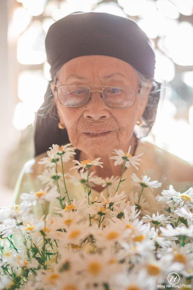 Mừng tuổi 99 của bà, cậu bạn tự tay chụp tặng ngoại bộ ảnh bên cúc họa mi đầy tình cảm