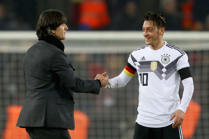
ĐT Đức: Sau khi Philippe Lahm và Bastian Schweinsteiger chia tay đội tuyển quốc gia, huấn luyện viên Joachim Loew xây dựng “cỗ xe tăng” dựa trên lực lượng tài năng trẻ. Thành phần nòng cốt của đội hình tuyển Đức chủ yếu là các cầu thủ đang thi đấu tại giải quốc nội Bundesliga.​