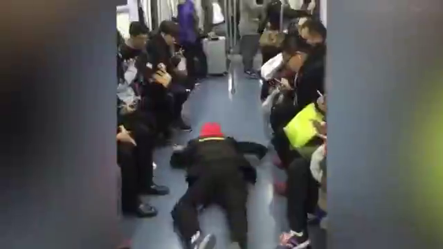 
Nam hành khách gục xuống sàn tàu.