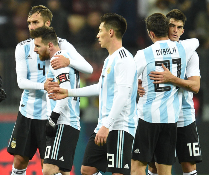 
ĐT Argentina: Lionel Messi và đồng đội phải nhờ đến chiến thắng 3-1 trước Ecuador ở lượt cuối mới giành tấm vé đến Nga mùa hè 2018. Kết quả này cho thấy phong độ rất tệ của đội tuyển luôn được xem là hàng đầu khu vực Nam Mỹ.​