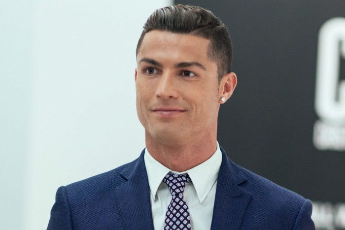 
Sức hút của Ronaldo là không thể bàn cãi vì không chỉ phái nữ mà nhiều fan nam cũng cực kỳ hâm mộ nét đẹp của anh. Tiền đạo số 7 rất nỗ lực chăm chút cho vẻ ngoài. Anh thường dành nhiều giờ đồng hồ để soi gương và làm đẹp. Ngoài việc góp mặt trong nhiều cuộc bình chọn về nhan sắc, Ronaldo còn đóng vai trò người đại diện cho hàng loạt nhãn hàng quốc tế đình đám. Gu thời trang của siêu sao Real Madrid luôn trang nhã, là hình tượng để nhiều người hâm mộ noi theo.