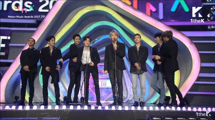 
EXO hạnh phúc khi được vinh danh Netizen Choice, Best Dance Song (Male), Bonsang Top 10 Artist ​và Daesang Best Artist of the Year​.