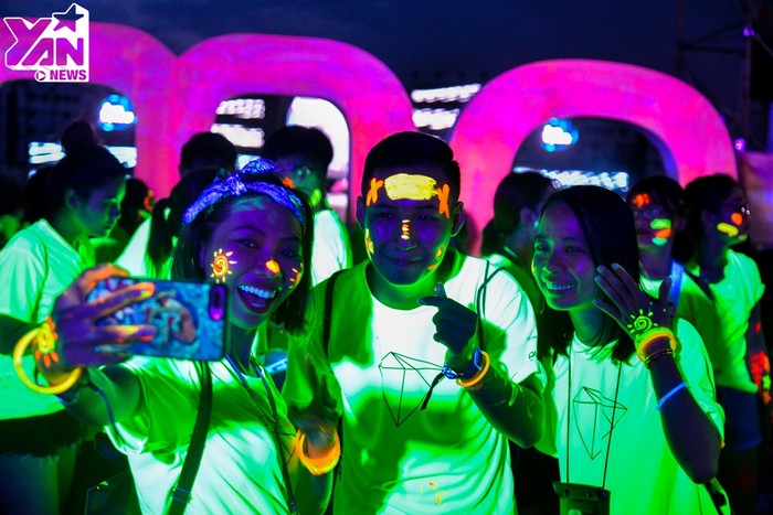 Hàng ngàn bạn trẻ Sài Gòn “phát sáng” ở ngày hội chạy bộ trong bóng tối duy nhất tại Việt Nam