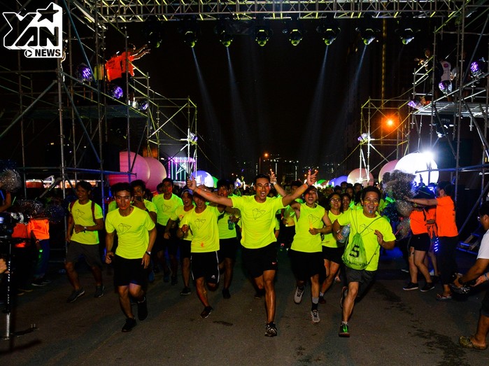 Hàng ngàn bạn trẻ Sài Gòn “phát sáng” ở ngày hội chạy bộ trong bóng tối duy nhất tại Việt Nam