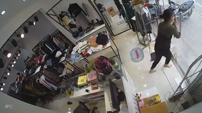 
Nữ nhân viên hoảng hồn chạy ra khỏi cửa hàng (Ảnh cắt từ clip)