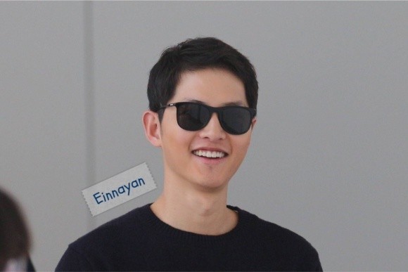 
Song Joong Ki xuất hiện tại sân bay với nụ cười vô cùng rạng rỡ.
