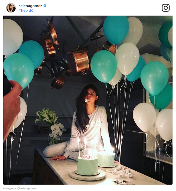 
Xếp hạng 10 chính là bức ảnh ghi lại khoảnh khắc Selena tận hưởng buổi tiệc sinh nhật thứ 25 của mình với 7 triệu like sau khi đăng.